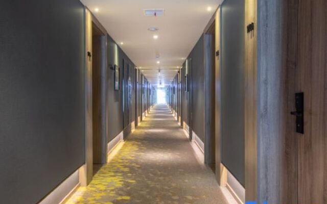 Atour Hotel Wuhan Guanggu Qingnianhui Jinrong Port