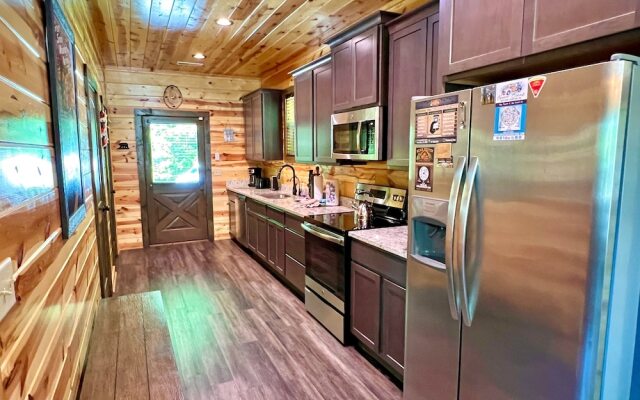 South Side Serenity 2 Bedroom Cabin by RedAwning