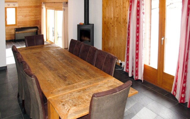 Hiboux Vex in Vex With 5 Bedrooms and 3 Bathrooms