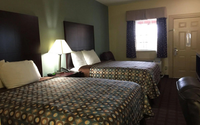 Pearsall Inn & Suites