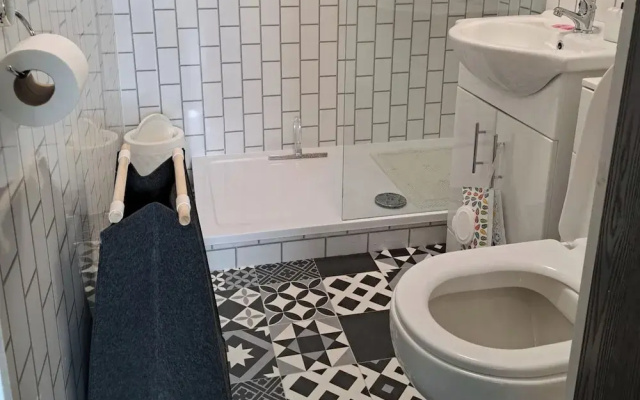 Apartment - Sleeps 4 - Pet Friendly - Parking