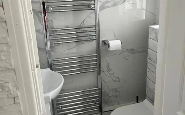 1 Bed-sleeps 4-free Parking-30 Min to Central Ldn