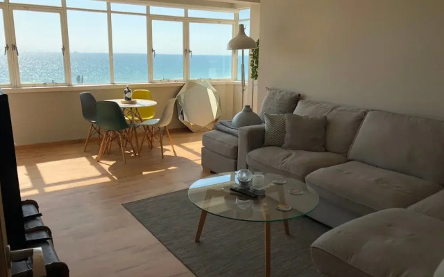 2 Bedroom Flat With Stunning Sea Views and Balcony