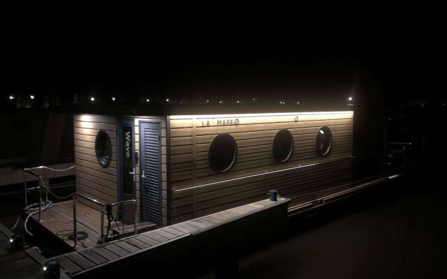 Houseboat in Volendam Marina