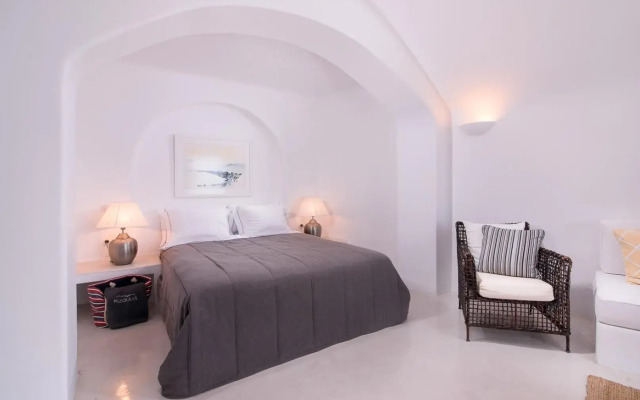 Pezoules of Oia