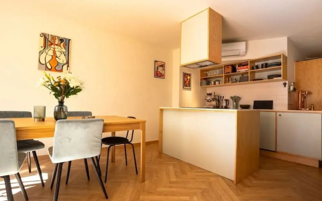Alegr0 · 60s Chic Central Apartment w/ Garden