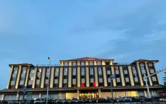 Zhonglu Hotel (Lushan Bailu Avenue)