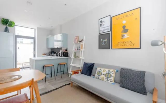 Chic 1BD Flat W/patio - 2 Mins From Baron's Court!
