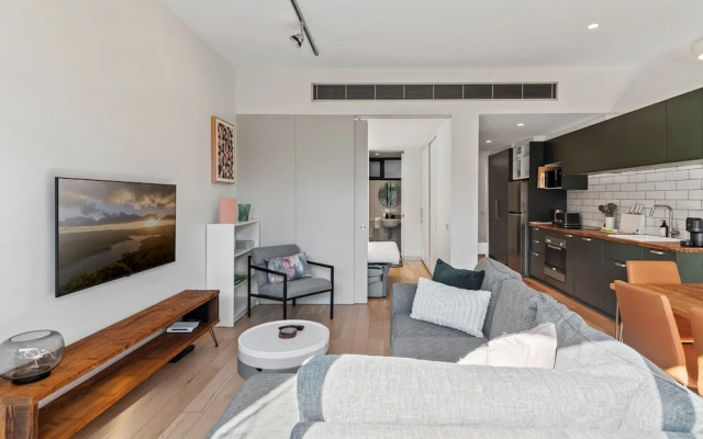 Chic 2-bed Apartment in Vibrant St Kilda – Guest Rooms – Melbourne