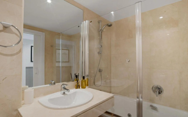 Beach-line apartment with 3 bedrooms in Estepona