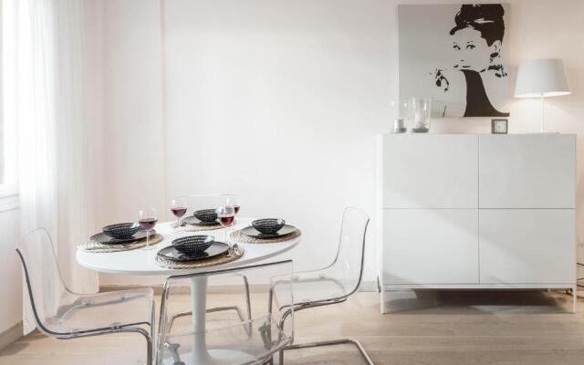 Stylish white 4 ppl apartment in City center