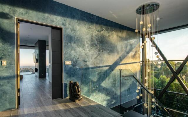 Sophisticated Modern Retreat in Bel Air