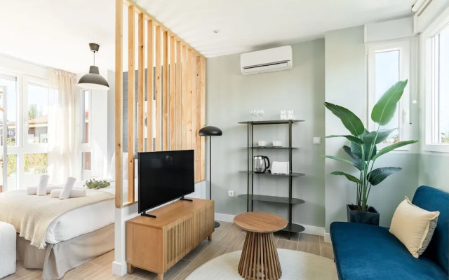 Arturo Soria Stays by Charming