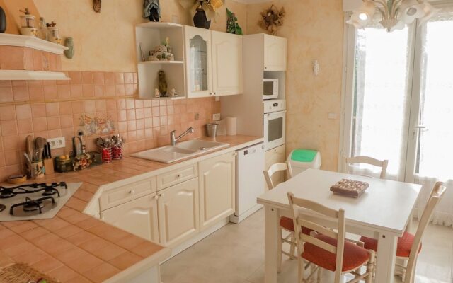 Attractive Villa in Roquemaure With Swimming Pool