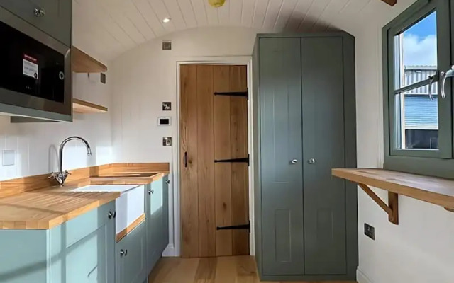 Luxury Shepherds Hut Near Glamorgan Coast