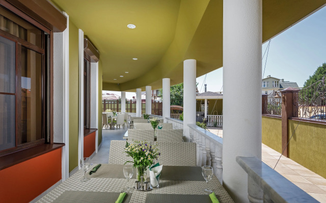 Mini-Hotel Biography