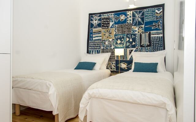 Liiiving in Porto-Blue Flower Apartment