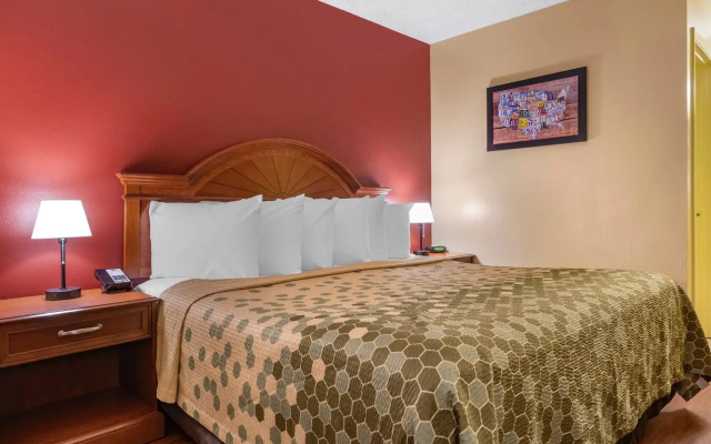Econo Lodge Inn & Suites Maingate Central