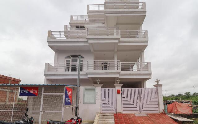 OYO 49701 Abhi Residency White House