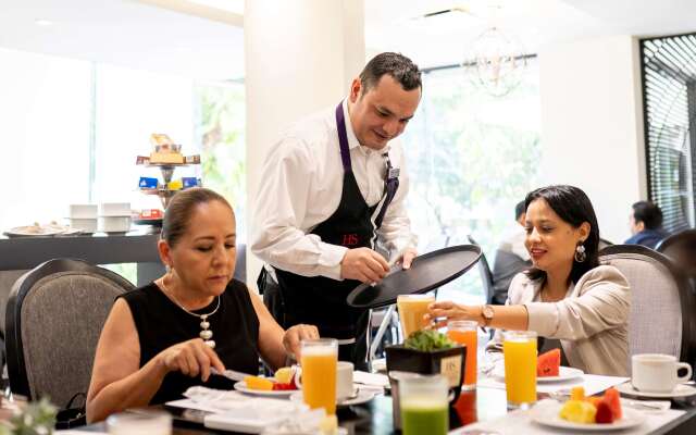 HS HOTSSON Hotel Tampico