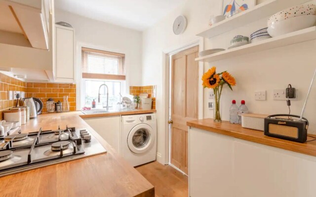 Newly Renovated 2 Bedroom Apartment in Earlsfield With Garden