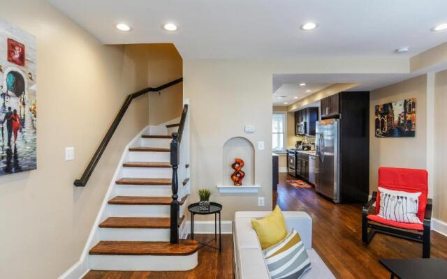 Luxurious DC Townhome ideal for Large Families plus Free Parking