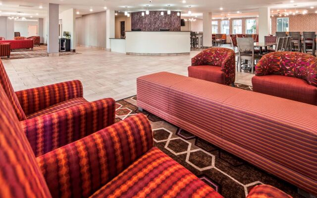 Orangewood Inn & Suites Kansas City Airport