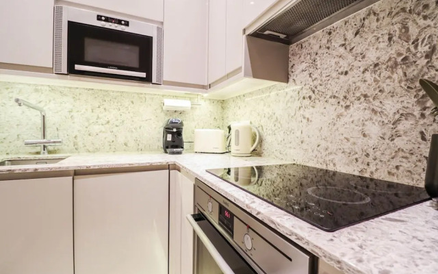 Beautiful Kensington Garden Apartment