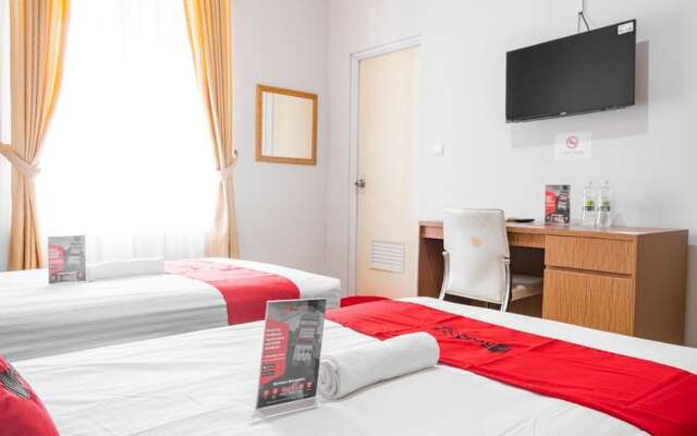 RedDoorz near Siloam Karawaci 3