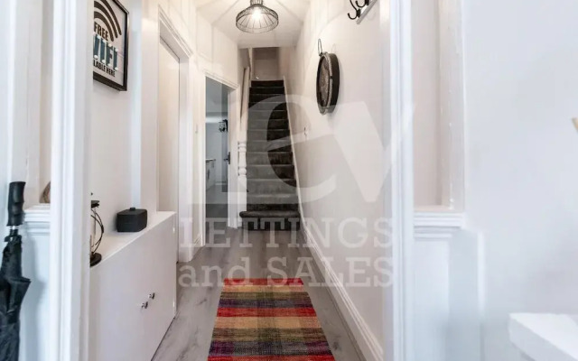 Lush Apartment 5 Bedroom House - WBR