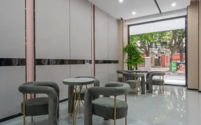 Beibu Gulf Hotel (Guangzhou Railway Station Xicun Subway Station)