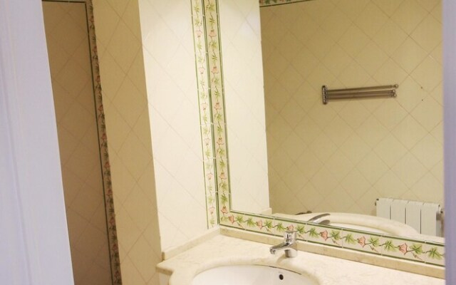 House With 3 Bedrooms in Algés, With Wifi - 1 km From the Beach