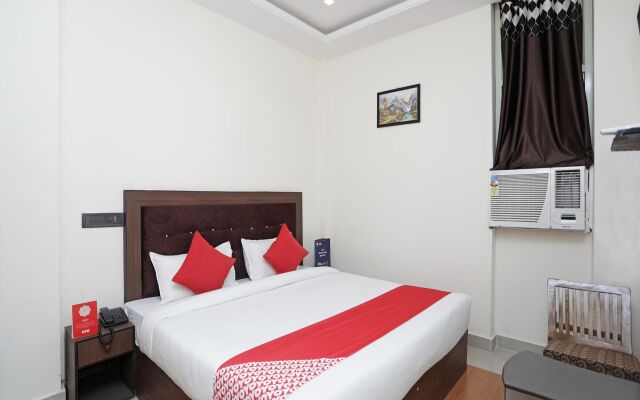 OYO Flagship 14468 Hotel Divine Ganges