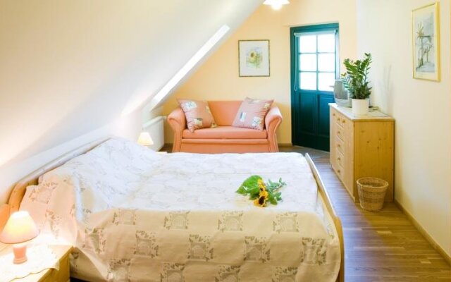 Zirngast Weingut-Buschenschank-Gästezimmer