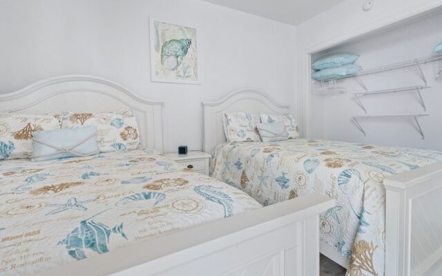 Picture Perfect 2 Bedroom Condo by RedAwning