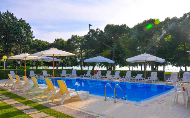 Hi Hotels Sirmione - Lakeview Pool