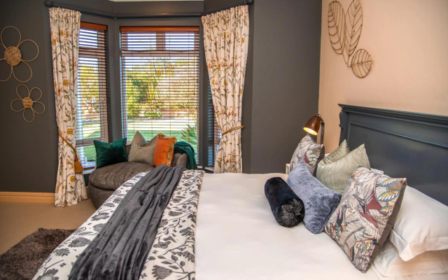 Pezula Magic Retreat - 4 Bedroom Lagoon View Home