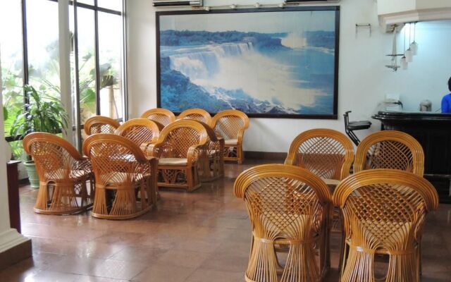 Trade Hotel Lake View