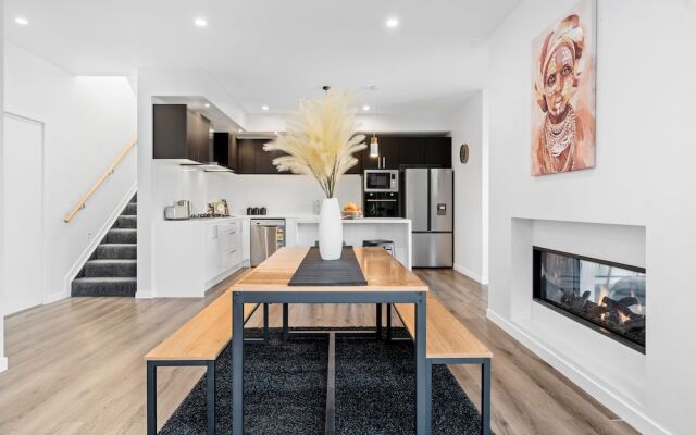 A Luckie Charm - 5-Bedroom Townhouse