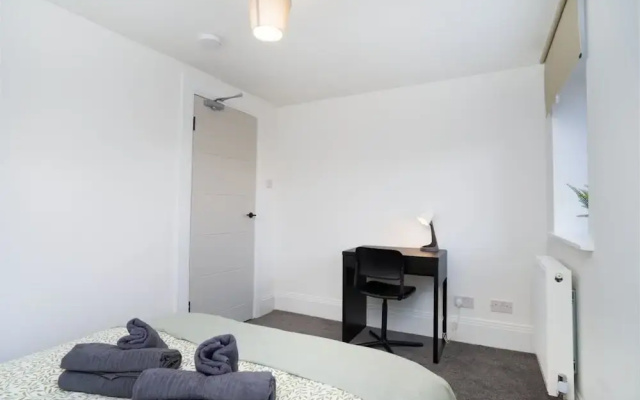 Modern 5 Bed-2 Bath Apartment