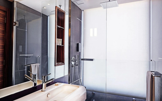 Warwick Stone 55 Hotel