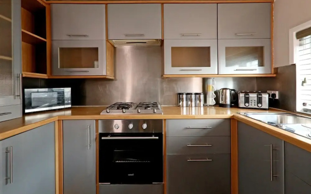 Spacious 2 Bedroom Cosy Apartment - Close to Station!