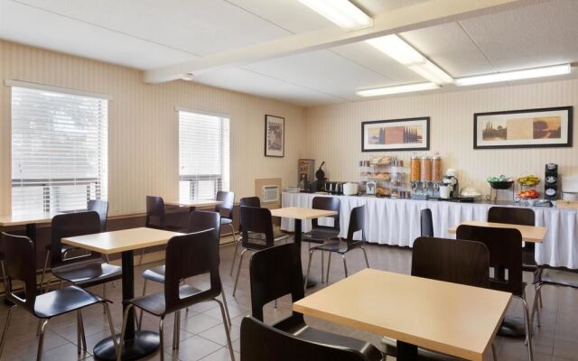 Travelodge Calgary MacLeod Trail