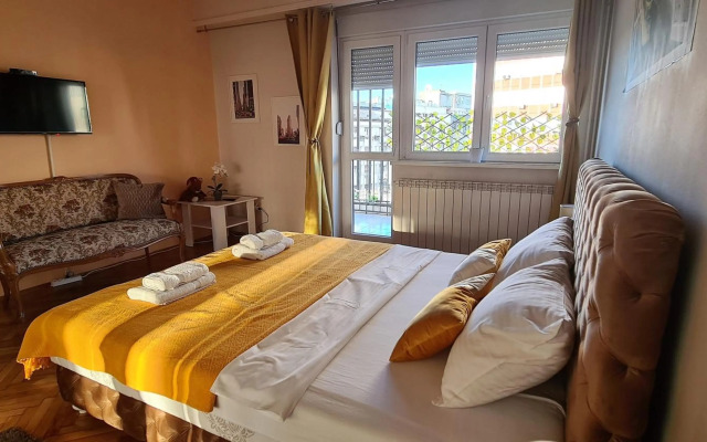 Windows City Apartment