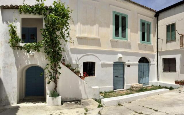 BORGO PETELIA, Casa Centro, Antica abitazione calabrese con giardino, ristrutturata