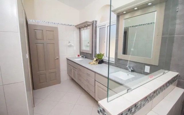 One of a Kind 6 Bedroom Luxury Villa