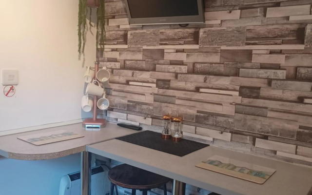 Beach Apartment - Sleeps 4, Garden & Parking