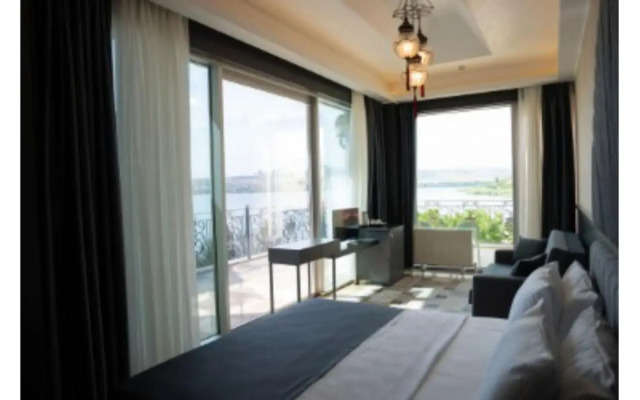 Kronos Hotel