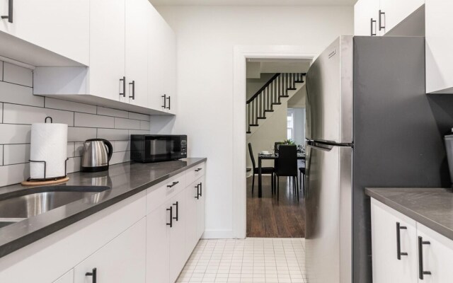 Cozy 2-storey 2BR Apt - Near Parks and King St