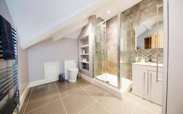 Clifton Spacious 3 Bed Apt & Parking-Simply Check In